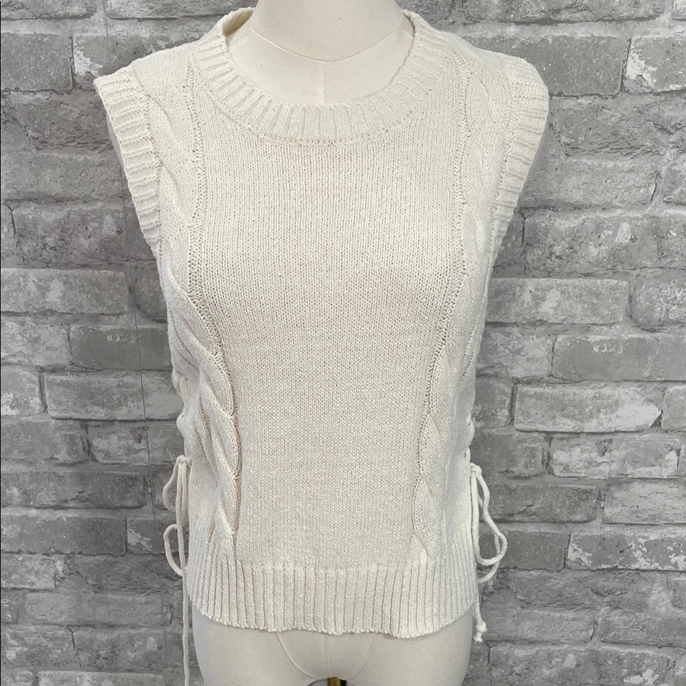 Dreamers by Debut Sleeveless Cable Knit Sleeveless Sweater
